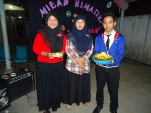 Pemotongan Tumpeng saat Milad Himatika Ke-3